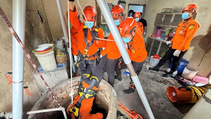 Proses evakuasi penemuan mayat pria dalam sumur di Muaro Jambi, Jambi