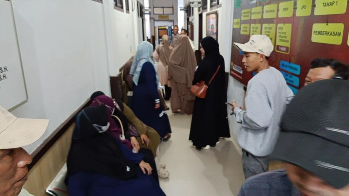 Puluhan warga yang mengaku jadi korban penipuan biro umrah lapor ke Polres Probolinggo Kota