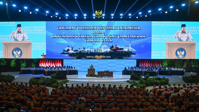 Presiden Prabowo Subianto (tengah) menyampaikan taklimat dalam Rakornas Pemerintah Pusat dan Pemerintah Daerah 2026 di Sentul International Convention Center (SICC), Kabupaten Bogor, Jawa Barat, Senin (2/2/2026). Forum yang dihadiri jajaran pemerintah pusat, pemerintah daerah, pimpinan DPRD, TNI, Polri, Kejaksaan, BIN, dan BPS tersebut bertujuan memperkuat sinergi pusat dan daerah dalam mengimplementasikan program prioritas Presiden menuju Indonesia Emas 2045. ANTARA FOTO/Aditya Pradana Putra/rwa.