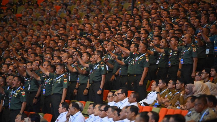 Jajaran petinggi TNI di daerah meneriakkan yel-yel dalam Rakornas Pemerintah Pusat dan Pemerintah Daerah 2026 di Sentul International Convention Center (SICC), Kabupaten Bogor, Jawa Barat, Senin (2/2/2026). Forum yang dihadiri jajaran pemerintah pusat, pemerintah daerah, pimpinan DPRD, TNI, Polri, Kejaksaan, BIN, dan BPS tersebut bertujuan memperkuat sinergi pusat dan daerah dalam mengimplementasikan program prioritas Presiden menuju Indonesia Emas 2045. ANTARA FOTO/Aditya Pradana Putra/rwa.