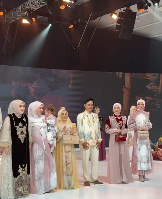 Ressa terlihat mengenakan kemeja cream muda dengan motif bunga-bunga lembut dan inisial monogram SS (Sheila Saukia) dan bersanding dengan muse lengkap dengan Shella Saukia. Foto: Dok. Instagram @iisdahlia.