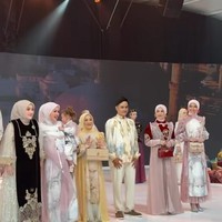 Ressa terlihat mengenakan kemeja cream muda dengan motif bunga-bunga lembut dan inisial monogram SS (Sheila Saukia) dan bersanding dengan muse lengkap dengan Shella Saukia. Foto: Dok. Instagram @iisdahlia.