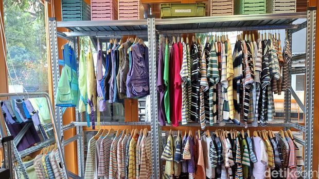 Rifki Rachman Fauzi (30) membangun brand fesyen miliknya, Mixmacs. Rifki Rachman Fauzi (30) membangun brand fesyen miliknya, Mixmacs.