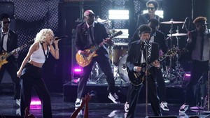Rose tampil bersama Bruno Mars membawakan APT sebagai pembuka Grammy Awards 2026. REUTERS/DANIEL COLE