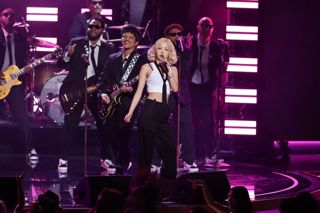 Selain tampil di red carpet, Rose juga mengisi panggung bersama Bruno Mars, membawakan lagu hits mereka ‘APT.’’ Lewat lagu tersebut, Rose masuk nominasi Record of the Year, Song of the Year, dan Best Pop Duo/Group Performance. Foto: REUTERS/DANIEL COLE