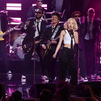 Selain tampil di red carpet, Rose juga mengisi panggung bersama Bruno Mars, membawakan lagu hits mereka ‘APT.’’ Lewat lagu tersebut, Rose masuk nominasi Record of the Year, Song of the Year, dan Best Pop Duo/Group Performance. Foto: REUTERS/DANIEL COLE