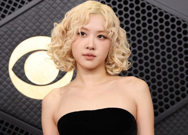 Ini merupakan penampilan perdana Rose di Grammy Awards 2026. Wania 28 tahun ini juga mencetak sejarah sebagai solois K-Pop pertama yang dinominasikan dalam dua kategori ajang musik paling prestisius itu. Foto: REUTERS/Mario Anzuoni