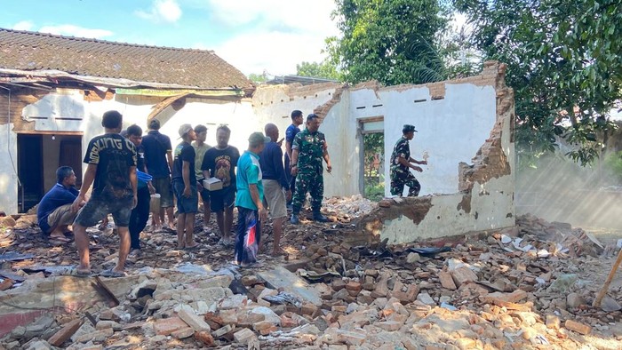 Proses evakuasi Mbah Bejo, usai rumahnya di Kampung Jambon RT 01 RW 05, Kelurahan Ngadirejo, Kecamatan Kartasura, Kabupaten Sukoharjo roboh, Senin (2/2/2026).
