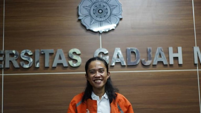 Ryaas Amin, mahasiswa dari Fakultas Psikologi UGM yang menjalani kuliah sarjana sambil bekerja sebagai pengantar makanan dan ojek online.