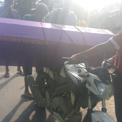Sebuah video yang memperlihatkan warga Kabupaten Sikka, NTT, mengangkut peti jenazah pakai motor gegara jalan rusak. (Dok warga Hendrik Wae)