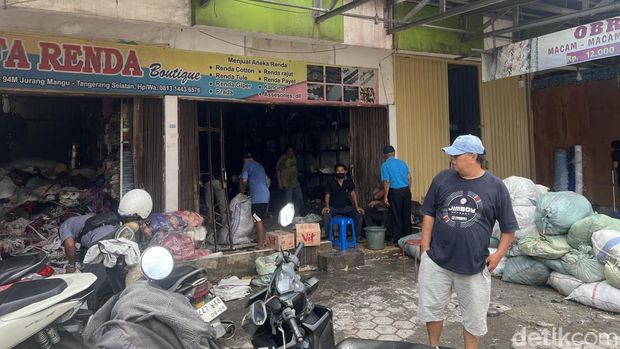 Sejumlah ruko di Jalan Pajak Raya, Cipadu, Tangerang Selatan dilanda kebakaran. Pemilik ruko berupaya menyelamatkan barang dagangan yang tersisa. (Adhfar AS/detikcom)