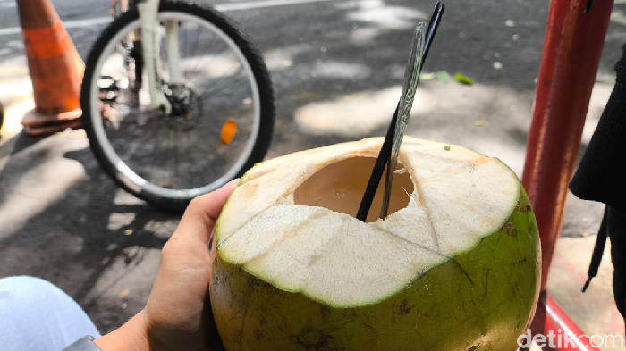 Tren Lari dan Sepeda Bawa Berkah bagi Pedagang Kelapa di Saparua