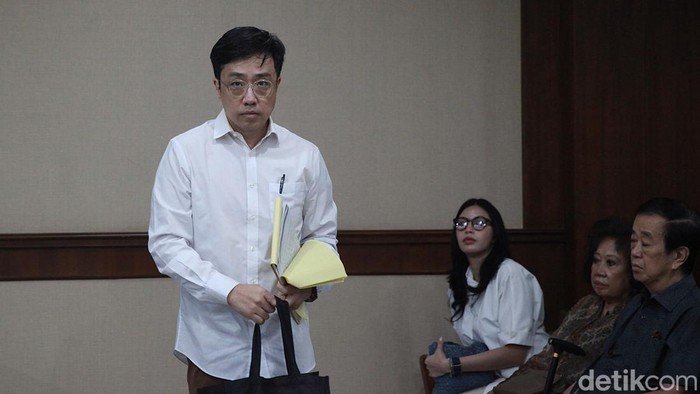 Terdakwa kasus dugaan korupsi dan tindak pidana pencucian uang terkait investasi MDI Venture dan BRI Ventures ke PT Tani Group Indonesia (Tanihub) mengikuti sidang pembacaan dakwaan di Pengadilan Tipikor, Jakarta, Senin (2/2/2026).