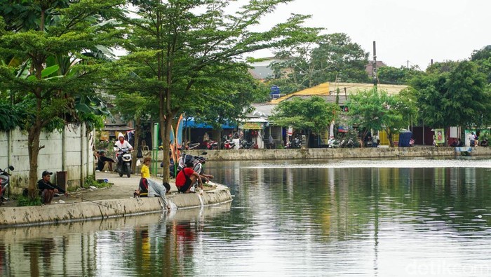 Situ Jatijajar di Kelurahan Jatijajar, Kecamatan Tapos, Kota Depok, Jawa Barat, menjadi salah satu ruang terbuka yang dimanfaatkan warga untuk bersantai dan beraktivitas.