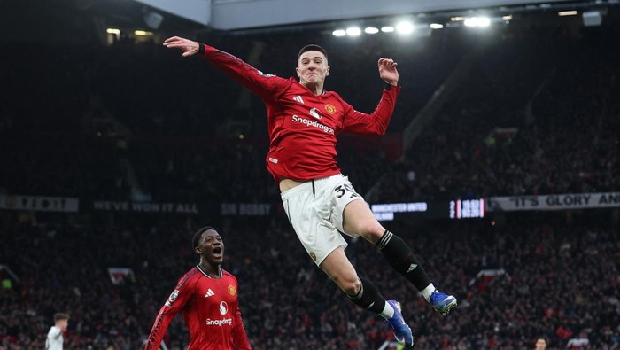 Soccer Football - Premier League - Manchester United v Fulham - Old Trafford, Manchester, Britain - February 1, 2026 Manchester Uniteds Benjamin Sesko celebrates scoring their third goal with Kobbie Mainoo REUTERS/Phil Noble EDITORIAL USE ONLY. NO U