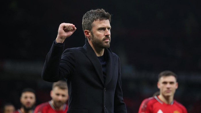 Soccer Football - Premier League - Manchester United v Fulham - Old Trafford, Manchester, Britain - February 1, 2026 Manchester United manager Michael Carrick celebrates after the match REUTERS/Phil Noble EDITORIAL USE ONLY. NO USE WITH UNAUTHORIZED 