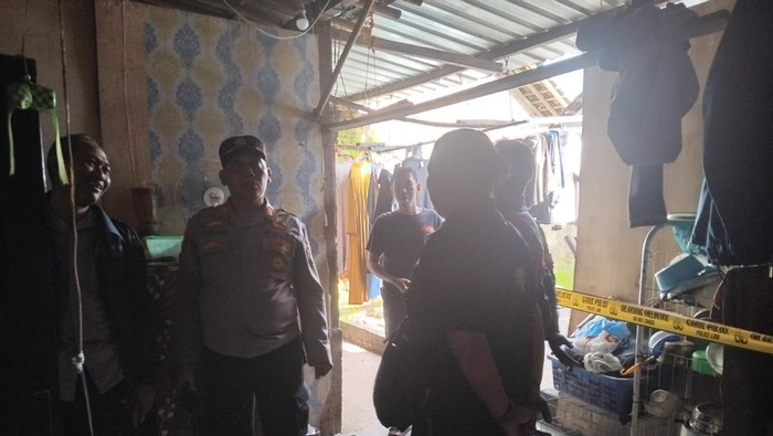Suami istri meninggal akibat tersetrum listrik saat menjemur pakaian di rumahnya di Banyakan, Sitimulyo, Piyungan, Bantul, Senin (2/2/2026).