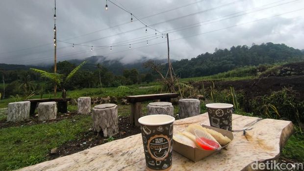 Suasana Warkop Saung Kihiyang Kuningan