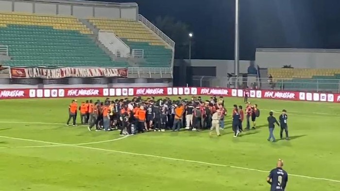 Suporter masuk lapangan usai PSM Makassar ditahan imbang Semen Padang di Stadion Gelora BJ Habibie, Parepare.