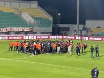 Imbang di Kandang, Suporter PSM Makassar Ngamuk Masuk Lapangan