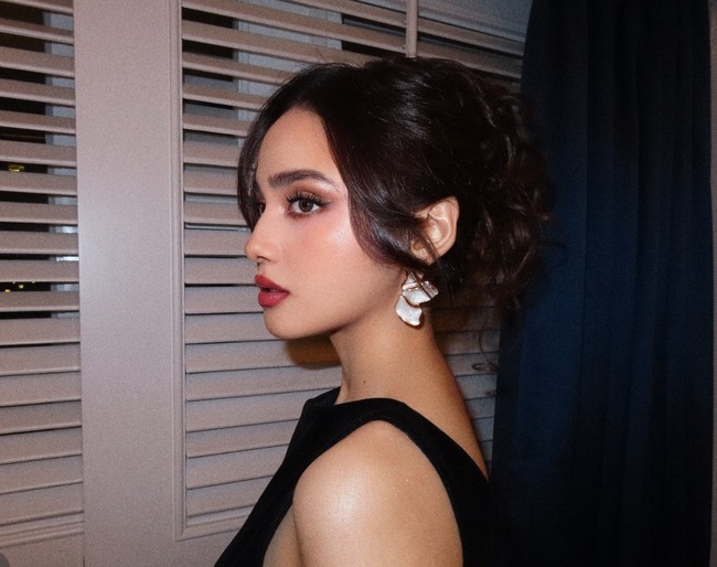 Syifa Hadju tampil cantik maksimal di acara pesta ulang tahun calon mertuanya, Maia Estianty. Kali ini tunangan El Rumi itu memilih tampil glamor dengan riasan yang lebih bold. Foto: Instagram/@vinkimakeup