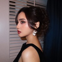 Syifa Hadju tampil cantik maksimal di acara pesta ulang tahun calon mertuanya, Maia Estianty. Kali ini tunangan El Rumi itu memilih tampil glamor dengan riasan yang lebih bold. Foto: Instagram/@vinkimakeup