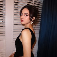 Tampil memukau, Syifa mempercayakan riasan wajahnya pada MUA Vinki Hanafi. Complexion flawless dipadukan dengan blush on pink dan eyeshadow coklat. Sementara bibirnya dipercantik dengan lipstik bold warna coklat kemerahan. Foto: Instagram/@vinkimakeup