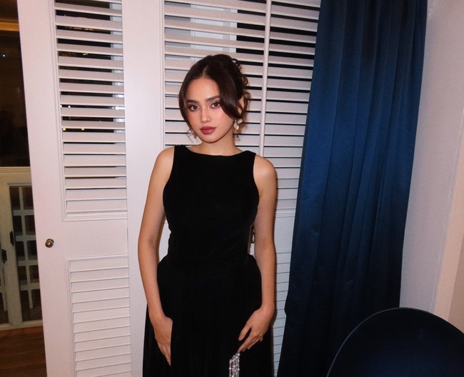 Syifa memilih kenakan gaun hitam tanpa lengan. Gaun tersebut tampak memiliki detail yang simpel namun tetap menonjolkan keanggunan pemakainya. Foto: Instagram/@vinkimakeup