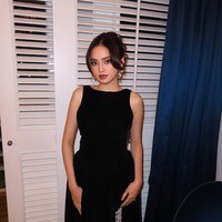 Syifa memilih kenakan gaun hitam tanpa lengan. Gaun tersebut tampak memiliki detail yang simpel namun tetap menonjolkan keanggunan pemakainya. Foto: Instagram/@vinkimakeup