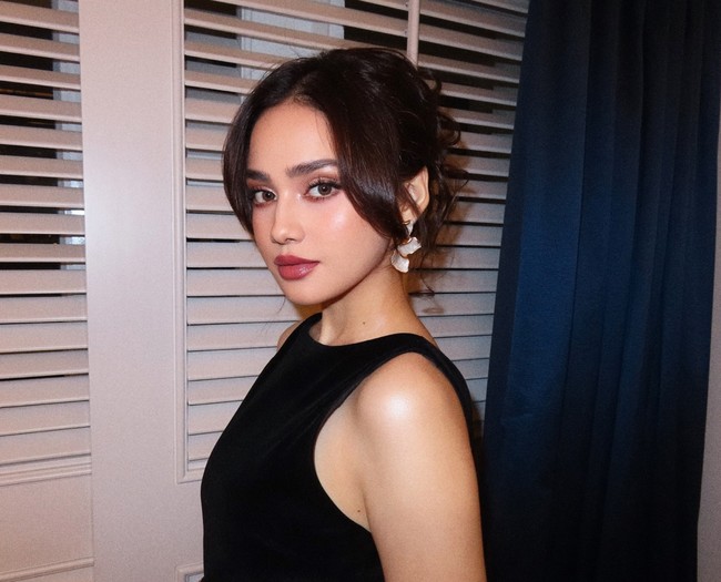 Melengkapi penampilannya, Syifa mengenakan sepasang anting warna gold dan putih dengan bentuk menyerupai kelopak bunga. Aksesori yang dikenakannya juga tampak tak berlebihan, membuat penampilannya makin terlihat elegan. Foto: Instagram/@vinkimakeup