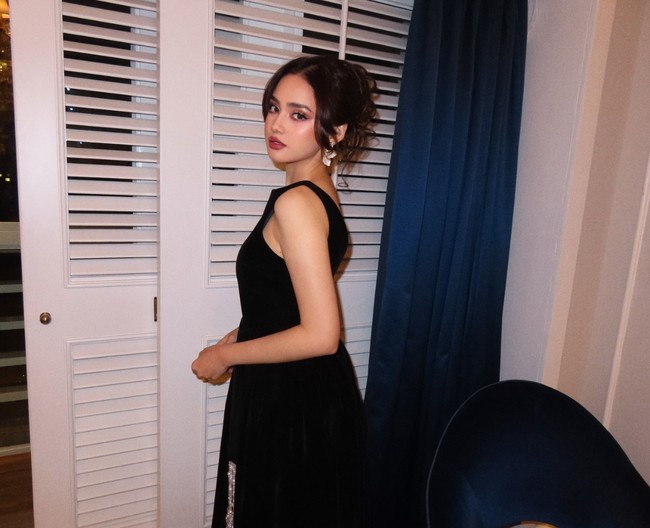 Tak sedikit netizen yang memuji kecantikan Syifa di acara ulang tahun Maia. Calon manten tersebut terlihat makin memukau dan bikin terpana. Foto: Instagram/@vinkimakeup