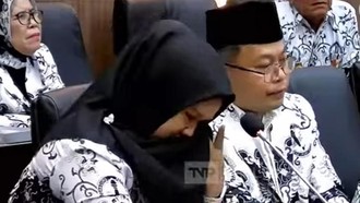 Tangisan Guru Honorer Tumpahkan Keluhan di Senayan
