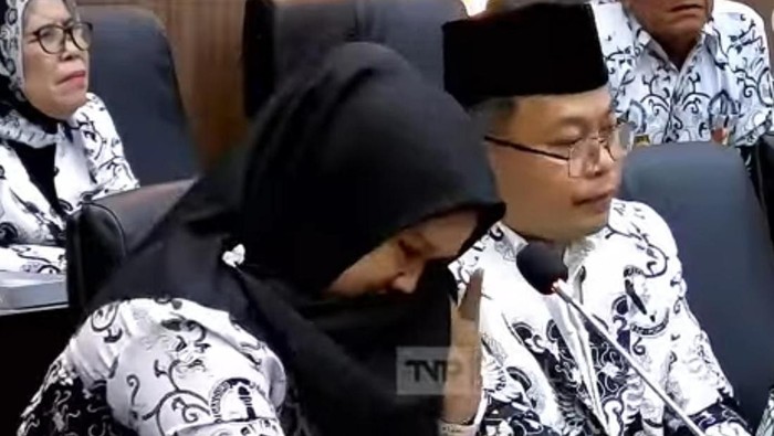 Guru Honorer Nangis di DPR, Pulang Mengajar Harus Antar-Jemput Laundry