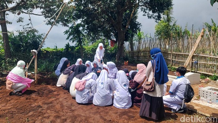 Teman sekolah ziarah ke makam korban longsor cisarua