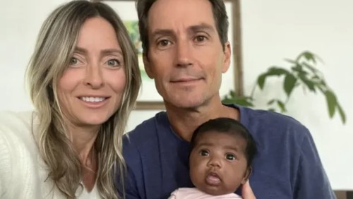 Tiffany Score dan Steven Mills, pasangan yang melahirkan anak beda ras lewat program bayi tabung di Florida, AS. (Foto: Tiffany Score dan Steven Mills)