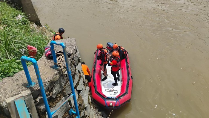 Tim SAR Lanjut Pencarian Pekerja Jembatan yang Jatuh ke Sungai Cisadane