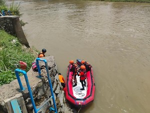 Tim SAR Lanjut Pencarian Pekerja Jembatan yang Jatuh ke Sungai Cisadane