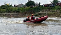 Pria Jatuh ke Kali Bekasi, Tim SAR Gabungan Sisir Lokasi