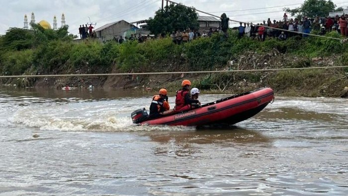 Pria Jatuh ke Kali Bekasi, Tim SAR Gabungan Sisir Lokasi