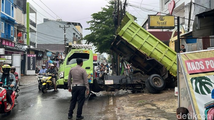 Truk Angkut Pasir Terguling-Timpa Brio di Rappocini Makassar, Lalin Tersendat