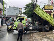 Truk Angkut Pasir Terguling-Timpa Brio di Rappocini Makassar, Lalin Tersendat
