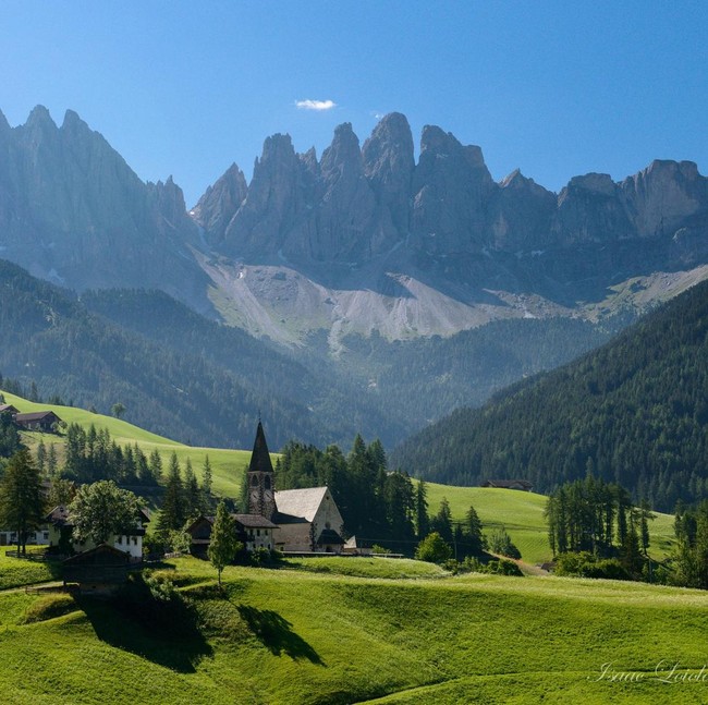 Keindahan Gereja di Desa Italia yang Diserbu Turis