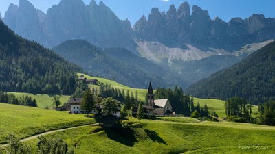 Keindahan Gereja di Desa Italia yang Diserbu Turis
