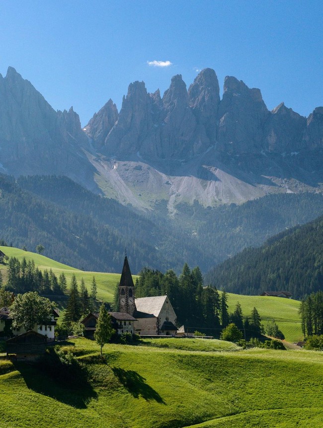 Keindahan Gereja di Desa Italia yang Diserbu Turis