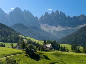 Keindahan Gereja di Desa Italia yang Diserbu Turis