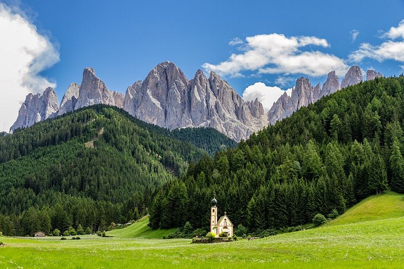 Gereja San Giovanni di Val di Funes di Provinsi Tyrol Selatan, Italia Utara