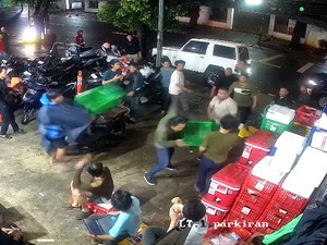 Geger Mobil Seruduk Motor Parkir Berujung Pengeroyokan di Jaksel