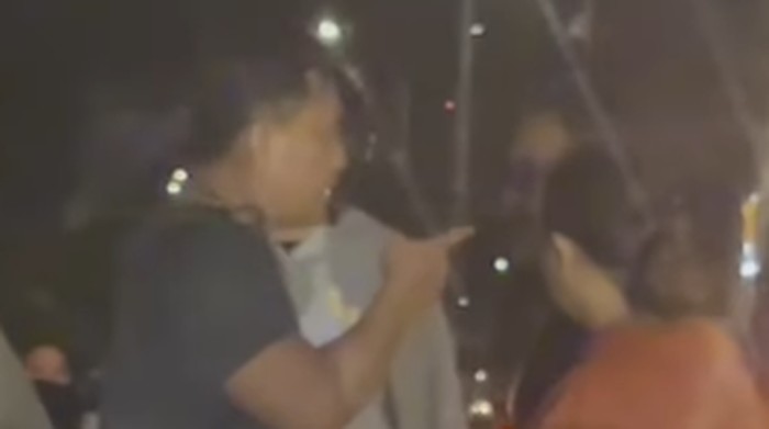 Momen Pria di Makassar Pukul Pasutri gegara Mobil Senggolan di Jalan