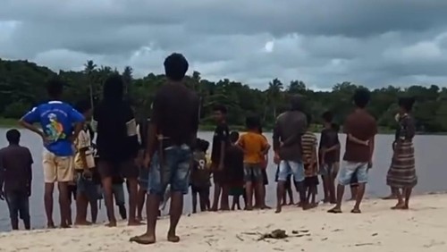 Warga saat mencari siswa SD yang hilang diterkam buaya di Muara Ratenggaro, Desa Maliti Bondo Ate, Kecamatan Kodi Bangedo, Sumba Barat Daya, NTT, Sabtu (31/1/2026). (Istimewa)