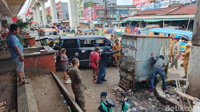 Warung tuak di kawasan bawah Jembatan Ampera Palembang dibongkar